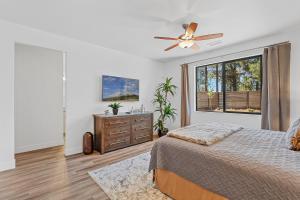 Postel nebo postele na pokoji v ubytování Newly Built Exquisite Luxury Home Perfect Location Central AC Fire-Pit and so much more