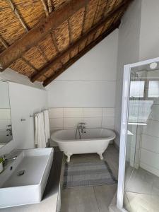 Koupelna v ubytování Mahe Beat, St Francis Bay Canals + 113 fotografií