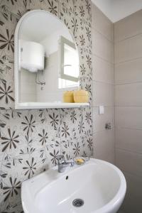een badkamer met een wastafel en een spiegel bij Apartments Sofia in Sutomore