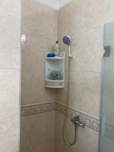 y baño con ducha y cabezal de ducha. en Tradition & Modernité, en Rabat 28 fotos más