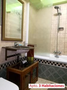 a bathroom with a sink and a shower at Casa Tictágora in Plasenzuela