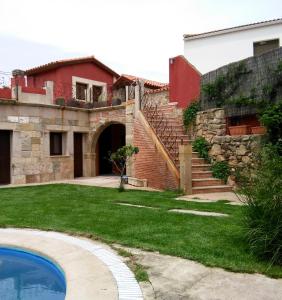 an external view of a house with a swimming pool at Casa Tictágora in Plasenzuela