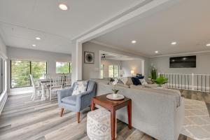 Posezení v ubytování Spacious Lake Norman Retreat with Boat Ramp!