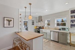 Η κουζίνα ή μικρή κουζίνα στο Downtown Crown Stylish Mid-Century Design Walk to Dining Shops +31 φωτογραφίες