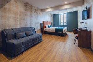 ブール・ガン・ブレスにあるHopperのソファとベッドのあるリビングルーム