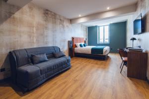 ブール・ガン・ブレスにあるHopperのソファとベッドのあるリビングルーム