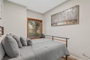 Ένα ή περισσότερα κρεβάτια σε δωμάτιο στο Mountain Oasis Stunning Views Renovated Condo Near Flagstaff Attractions