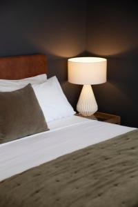 Postel nebo postele na pokoji v ubytování The Kings Domain, DUKE - Luxurious townhouse in the CBD!