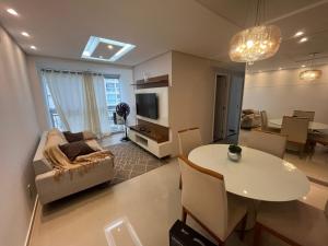 Χώρος καθιστικού στο Vita Residencial Clube - Flat 3 Quartos por Yolo