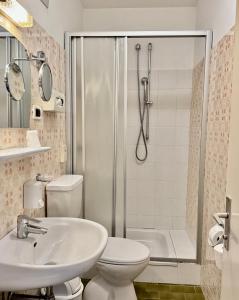 Koupelna v ubytování Kalterer See Hof + 12 fotografií