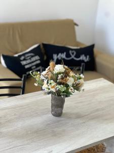 a vase of flowers sitting on a table at Nexo departamentos in San José