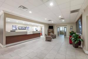 a lobby of a hospital with a waiting room at Iberia House & Suites in New Iberia
