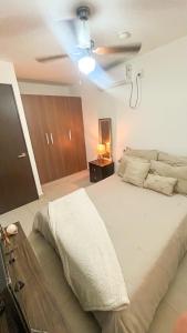 Ένα ή περισσότερα κρεβάτια σε δωμάτιο στο Near Plaza, Cafe! Sunset Beach House Garden Kitchen