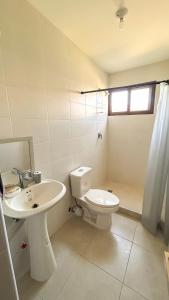 Ένα μπάνιο στο Near Plaza, Cafe! Sunset Beach House Garden Kitchen +29 φωτογραφίες