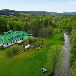 Wola MichowaにあるChatka Wagabundyの緑屋根の家屋