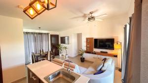 Μια τηλεόραση ή/και κέντρο ψυχαγωγίας στο Near Plaza, Cafe! Sunset Beach House Garden Kitchen