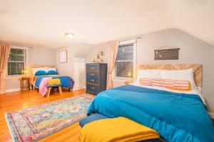 ein Schlafzimmer mit zwei Betten und einem Teppich in der Unterkunft Outstanding 4 Bedroom on Outagamie in Appleton