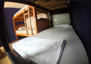 a bedroom with two beds and a bunk bed at Bau420! Backpackers HOSTAL in Cali