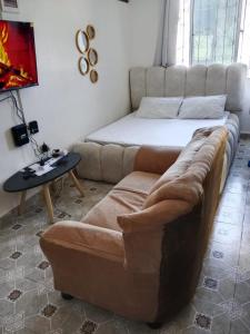 un salon avec un canapé et un lit dans l'établissement Haven's spot, à Mombasa