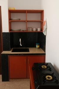 une cuisine avec une cuisinière et un comptoir dans l'établissement Haven's spot, à Mombasa