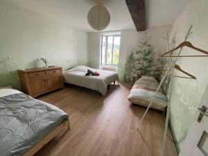 Ένα ή περισσότερα κρεβάτια σε δωμάτιο στο Cense des Possibles - chambre Forêt 4 personnes