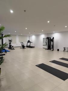 メディナにあるHotel Ajnihat Safwat Taiba-فندق أجنحة صفوة طيبةのエクササイズバイクを備えたジムのある広い部屋