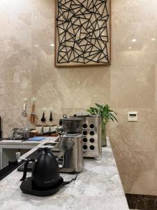 メディナにあるHotel Ajnihat Safwat Taiba-فندق أجنحة صفوة طيبةのキッチン(カウンターに湯沸かしポット付)