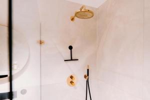 Ένα μπάνιο στο Lake House 10 - 4 Person Lake view Apartment! +46 φωτογραφίες