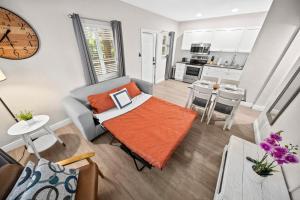 una sala de estar con un sofá y una mesa en The Leeward Apartments By Lowkl, en Fort Lauderdale