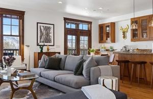 Una sala de estar con un sofá y una cocina. en Spacious 4-Bedroom Mountain Retreat in Jackson, en Jackson