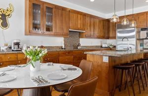 una cocina con una mesa blanca con sillas y una barra en Spacious 4-Bedroom Mountain Retreat in Jackson, en Jackson