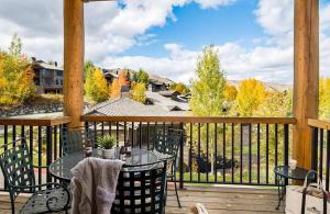 Un patio con una mesa y sillas en una terraza. en Spacious 4-Bedroom Mountain Retreat in Jackson, en Jackson
