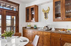 cocina con mesa blanca y armarios de madera en Spacious 4-Bedroom Mountain Retreat in Jackson, en Jackson