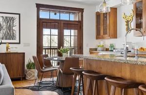 una cocina con barra con taburetes en Spacious 4-Bedroom Mountain Retreat in Jackson, en Jackson 14 fotos más