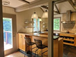 Kuchyň nebo kuchyňský kout v ubytování View and access to Lake Orford - Spa - Australe