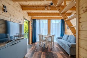 een woonkamer met een tafel en een bank bij Korbielów 6 in Korbielów