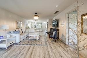 Posezení v ubytování 4 Mi to Beach! Naples Snowbird Nest with Pool Access