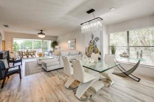 Posezení v ubytování 4 Mi to Beach! Naples Snowbird Nest with Pool Access