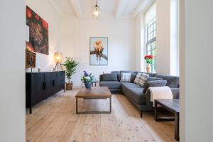 una sala de estar con un sofá y una mesa en De Zwaluwenburg, en 't Harde