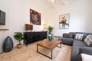 una sala de estar con un sofá y una mesa en De Zwaluwenburg, en 't Harde