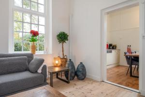 una sala de estar con un sofá y una mesa en De Zwaluwenburg, en 't Harde 34 fotos más