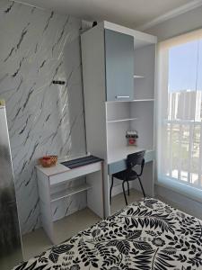 a bedroom with a desk and a wall with marble at Full studio, TV, washing machine, microwave in Sao Paulo