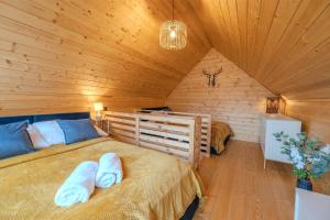 een slaapkamer met een bed in een houten kamer bij Korbielów 6 in Korbielów