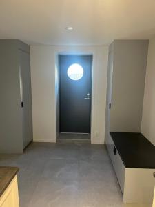 a hallway with a black door with a window at Nyare lägenhet på Smögen, nära allt in Smögen