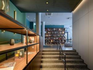 una escalera en una casa con paredes verdes en Novotel Münster City, en Münster