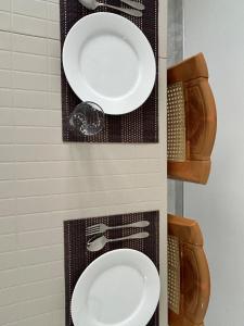 un bagno con due water bianchi su una parete di Apartment B W Kitchen 5 Mins Beach 20 Mins Airport a Negombo