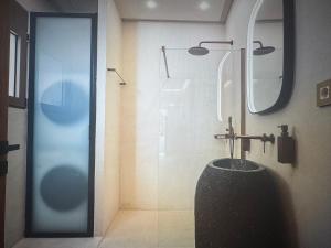 Ένα μπάνιο στο Malia super views