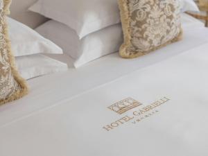 Una cama o camas en una habitación de Hotel Gabrielli Venezia - Starhotels Collezione