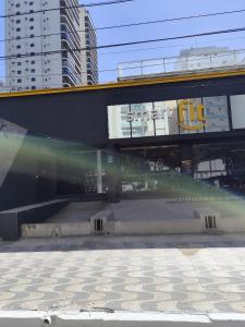 ein Gebäude in einer Stadt mit hohen Gebäuden in der Unterkunft 25C - Pé na Areia do Tombo, 1 Suite Master, Ar Cond, 2Wc, 1 vaga, Roupa de Cama e Vivo fibra in Guarujá