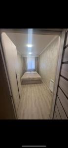 ギュムリにあるHyuratunの小さな客室で、ベッドが中央にあります。